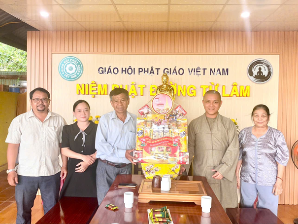 Đoàn công tác số 01 huyện Ea H’Leo thăm, tặng quà các cơ sở Phật giáo nhân dịp Lễ Phật đản năm 2025